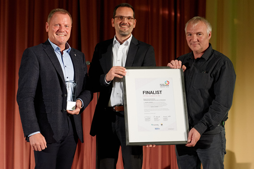 Heiko Denner, Tobias Heilmann und Andreas Kirsch (v.l.n.r.) von Rittal nahmen den Sonderpreis für innovative Digitalisierung beim Besser Lackieren Award entgegen.