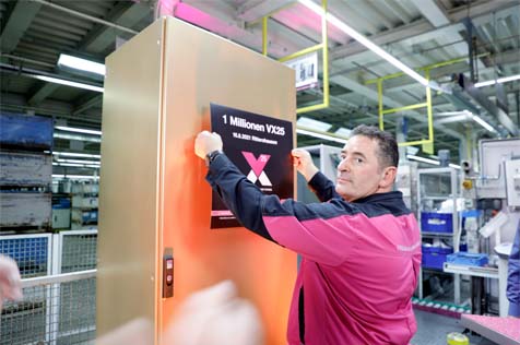 The one millionth VX25 enclosure was gilded before it rolled off the production line at the Rittershausen location. The photo shows production technician Muhammet Akin.