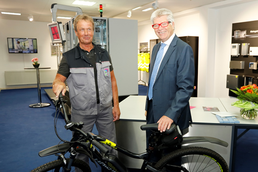 Prof. Dr. Friedhelm Loh dankte Reiner Schüler in einer Feierstunde für 50 Jahre Loyalität und Treue. Zum Dank erhielt der begeisterte Radfahrer einen Gutschein für ein E-Bike im Wert von 5.000 Euro.