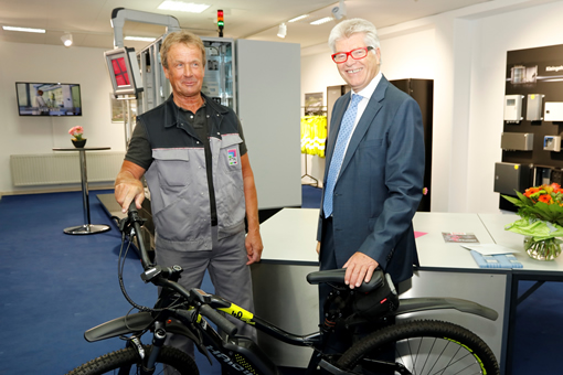Prof. Dr. Friedhelm Loh dankte Reiner Schüler in einer Feierstunde für 50 Jahre Loyalität und Treue. Zum Dank erhielt der begeisterte Radfahrer einen Gutschein für ein E-Bike im Wert von 5.000 Euro.
